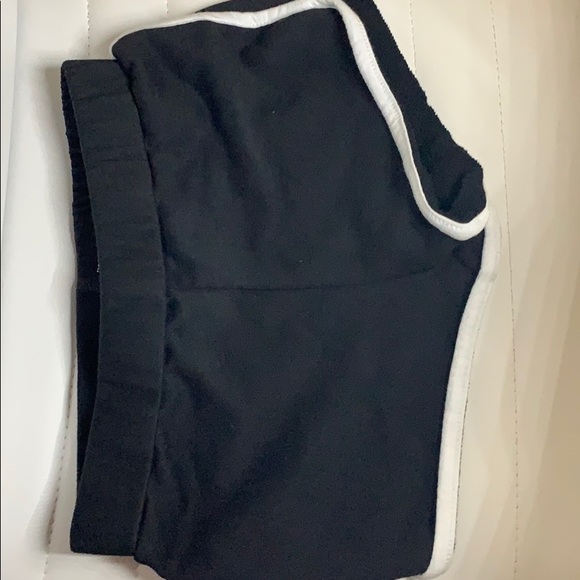 Black shorts with a white trimming - Picture 3 of 3